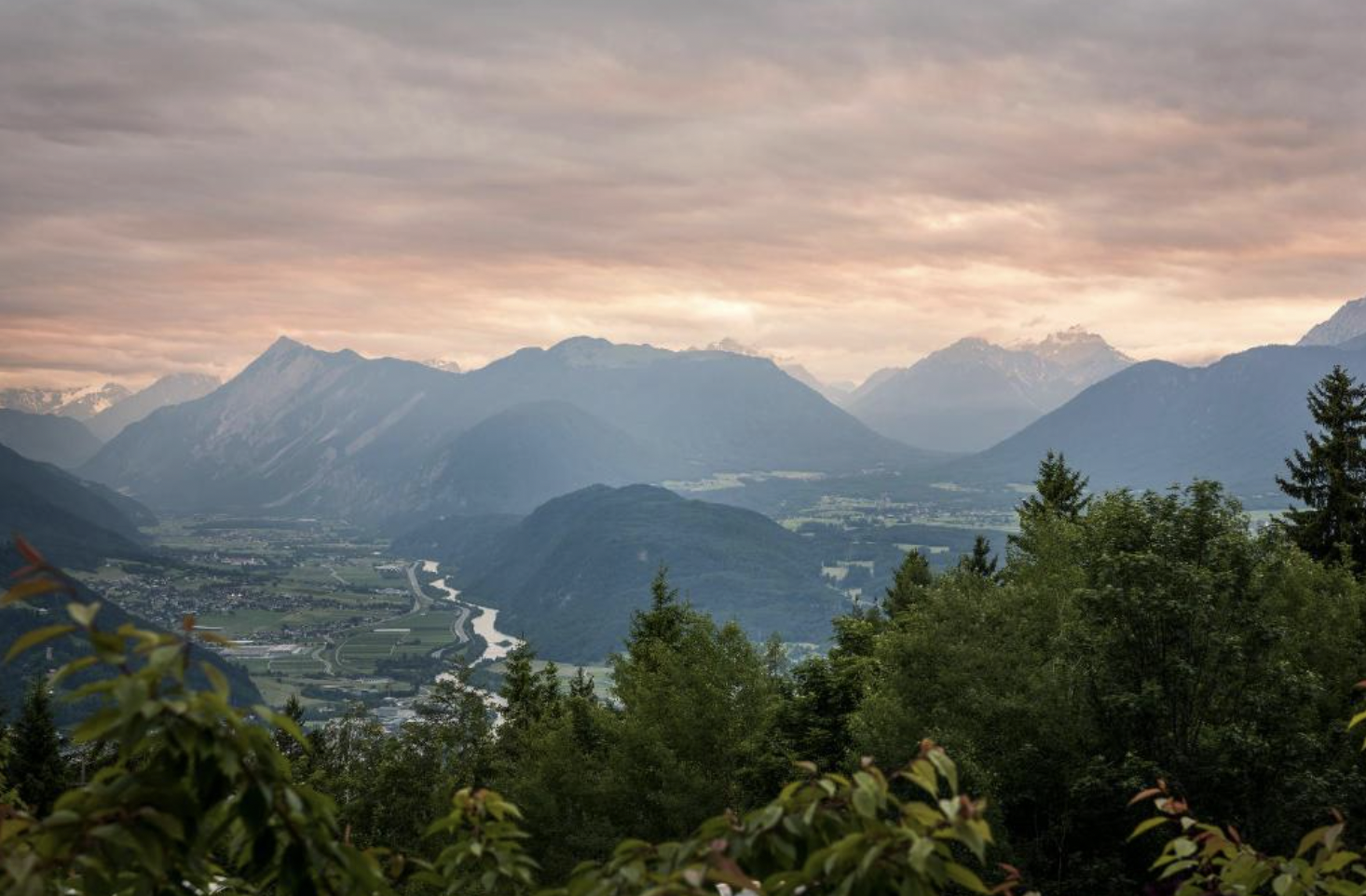 Bergblick vom Inntalerhof bei Sonnenuntergang
