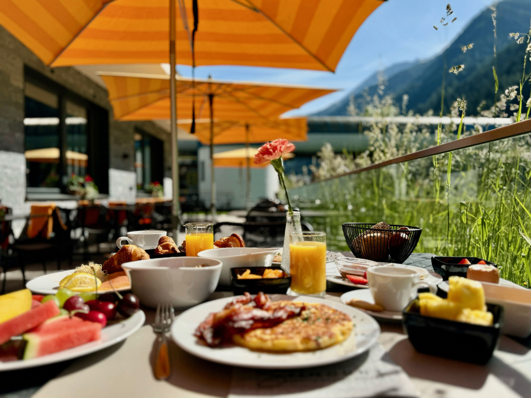 Frühstück auf der Terrasse im Seemount mit Bergblick