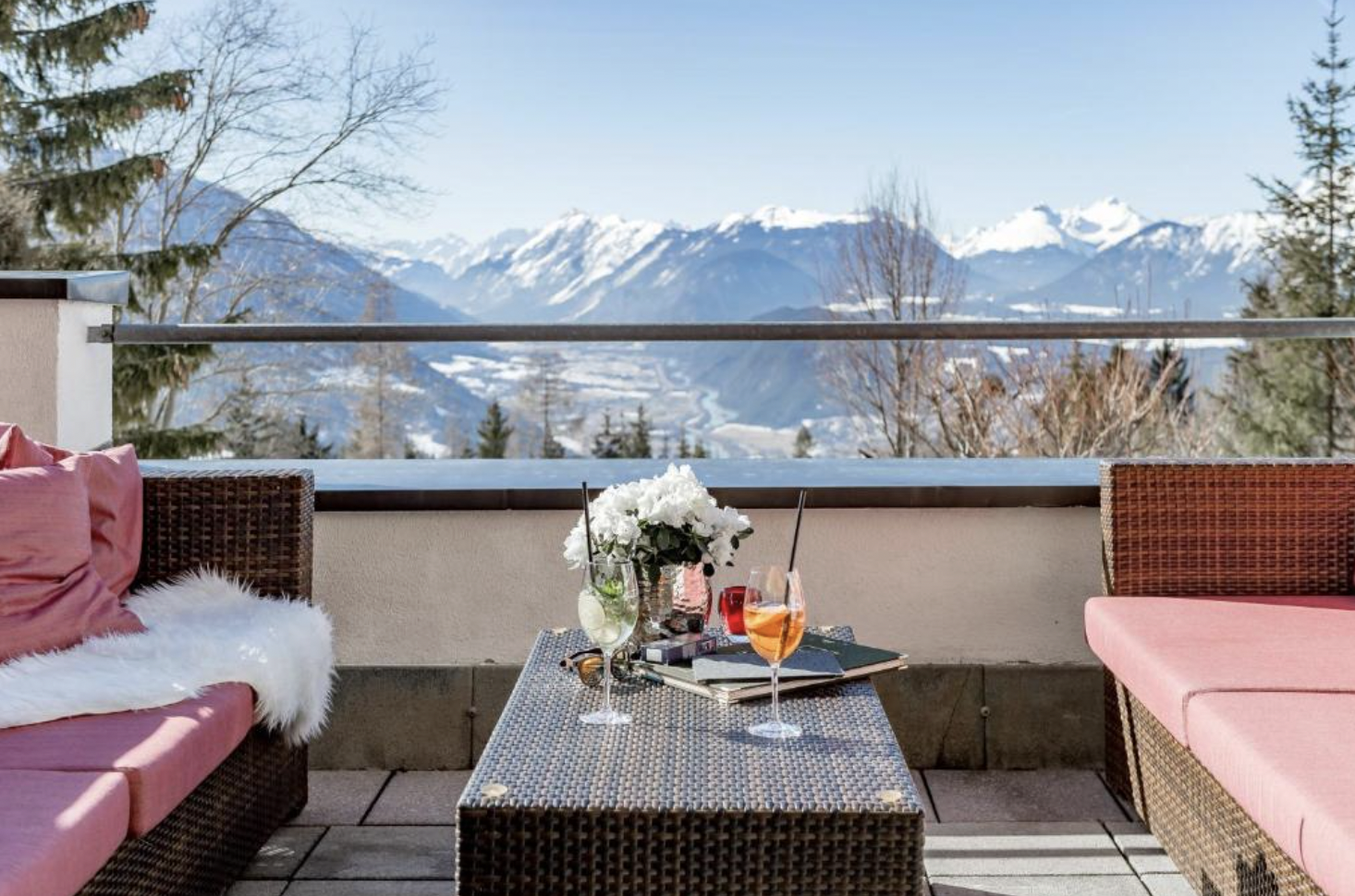 Lounge-Terrasse des Inntalerhofs mit weitem Bergblick