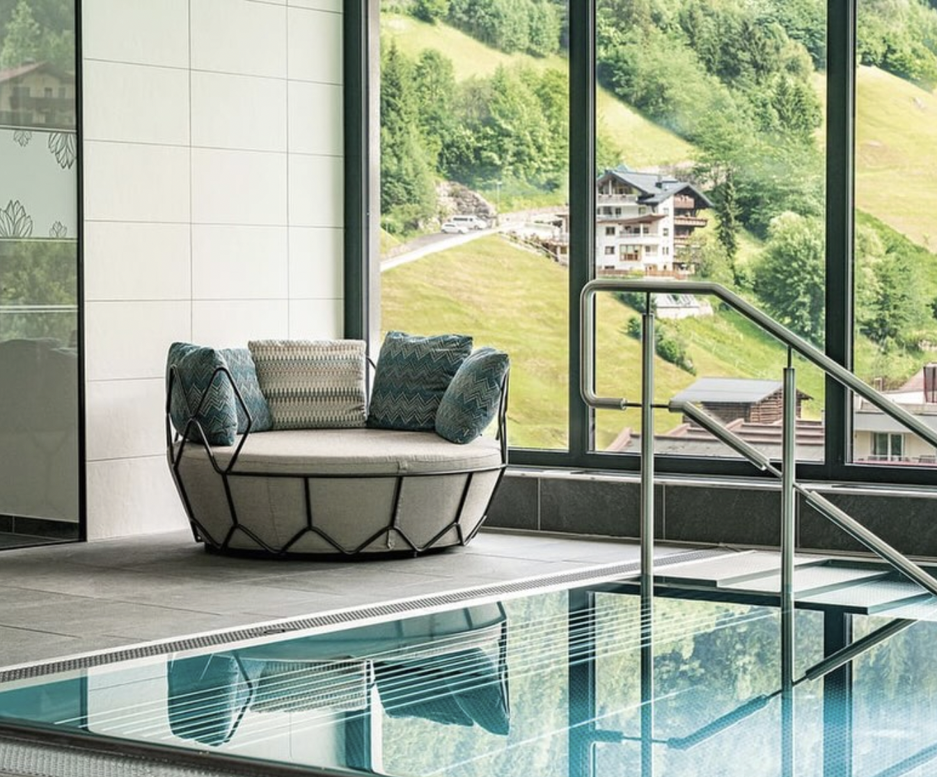 Spa-Lounge am Pool mit Blick auf die Berge