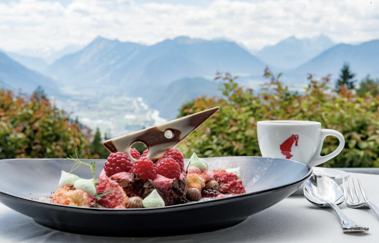 Dessert mit Ausblick auf die Tiroler Berglandschaft