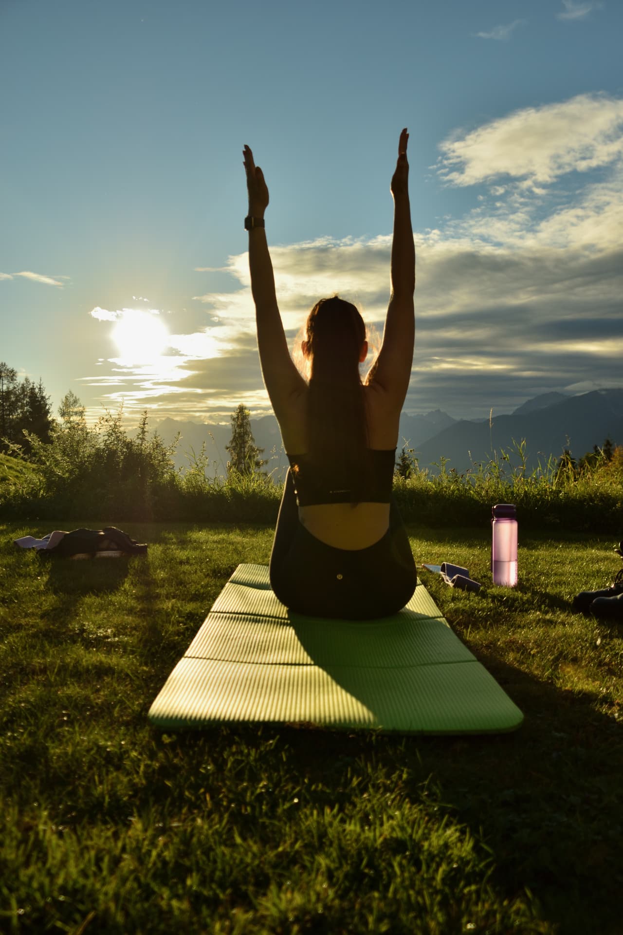 Pilates Session im Freien mit Blick auf die Berge im Morgenlicht