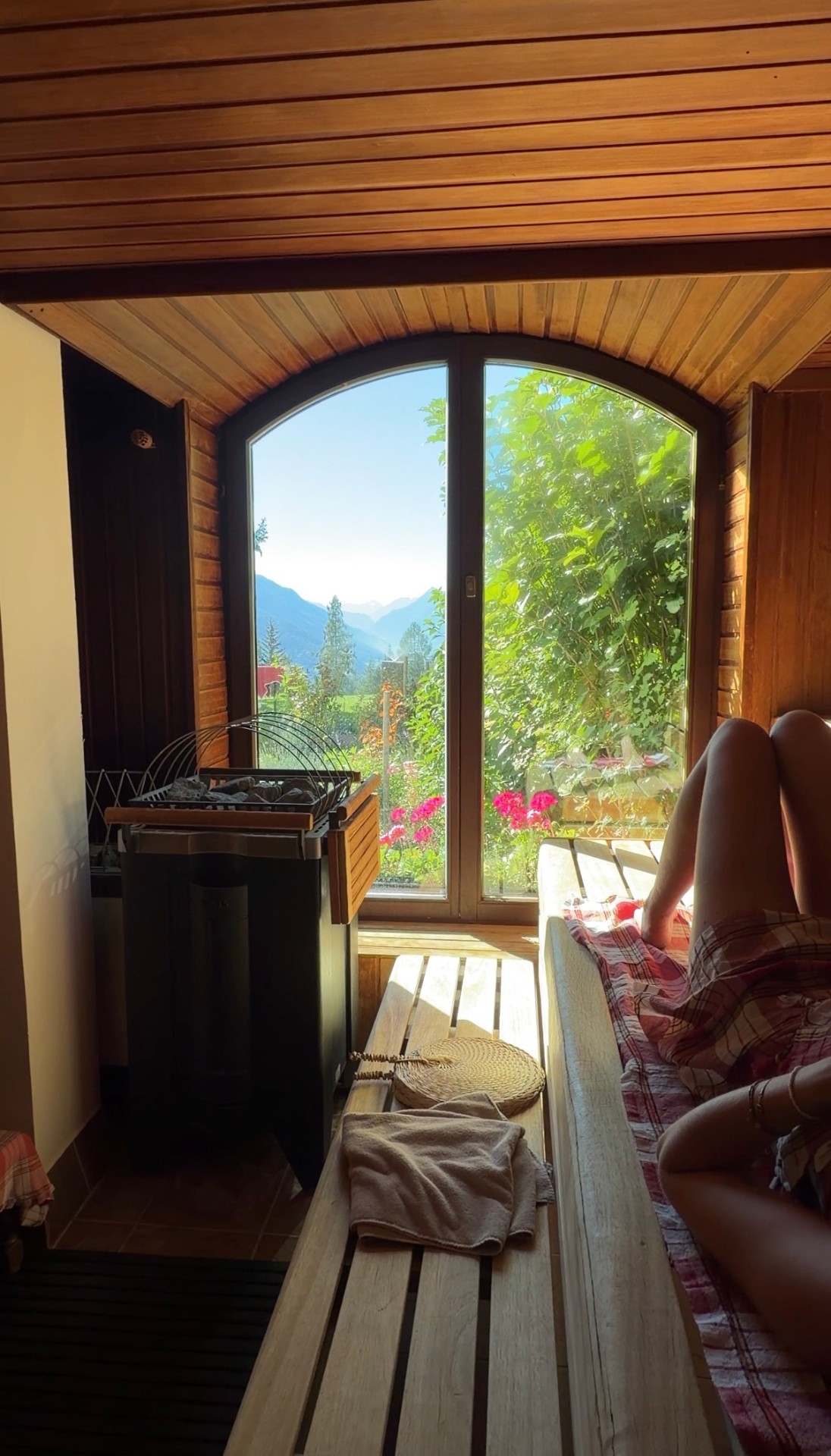 Sauna mit Bergblick und Fenster ins Grüne