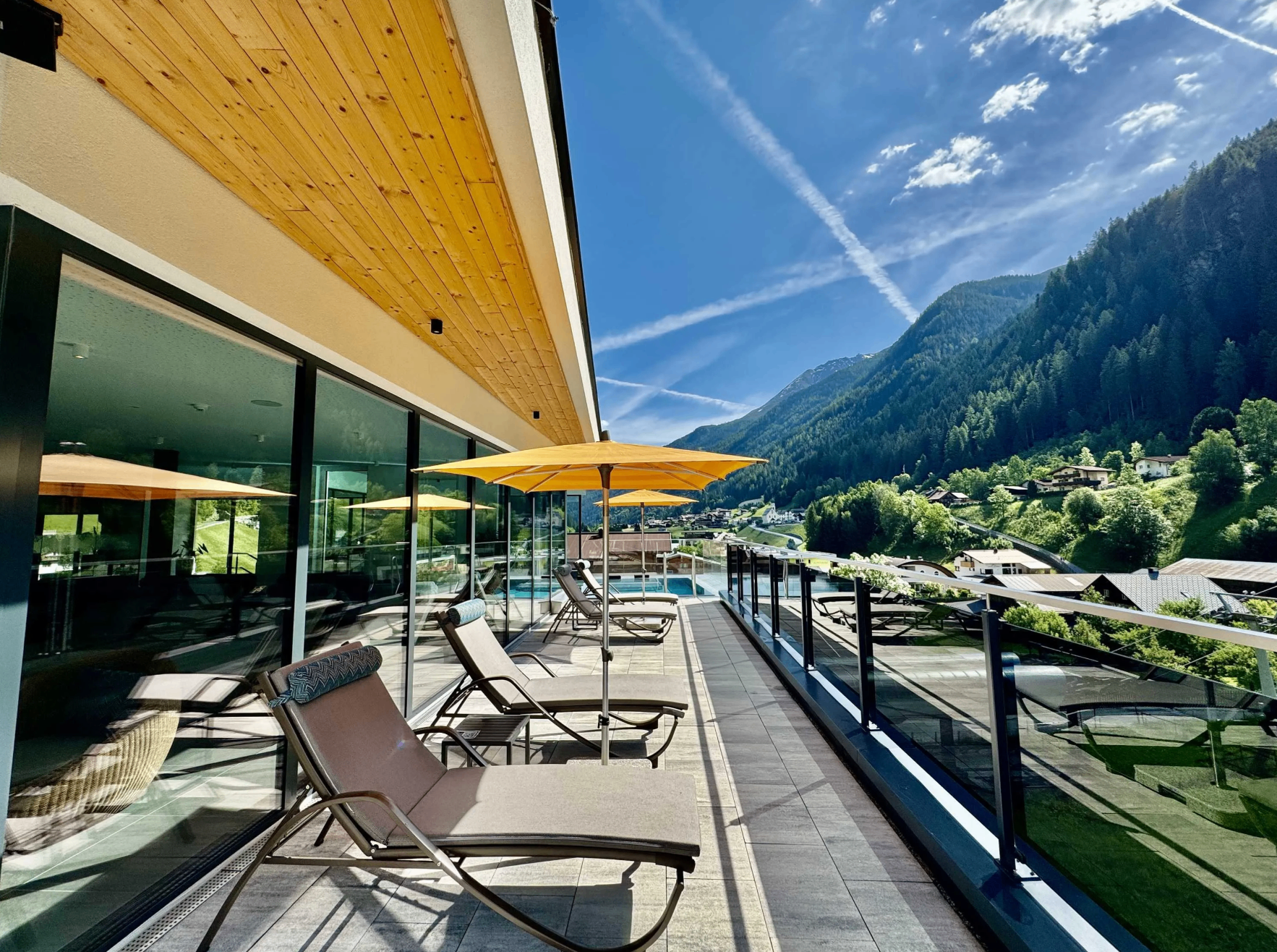 Sonnenterrasse im Seemount mit Liegen und Bergblick