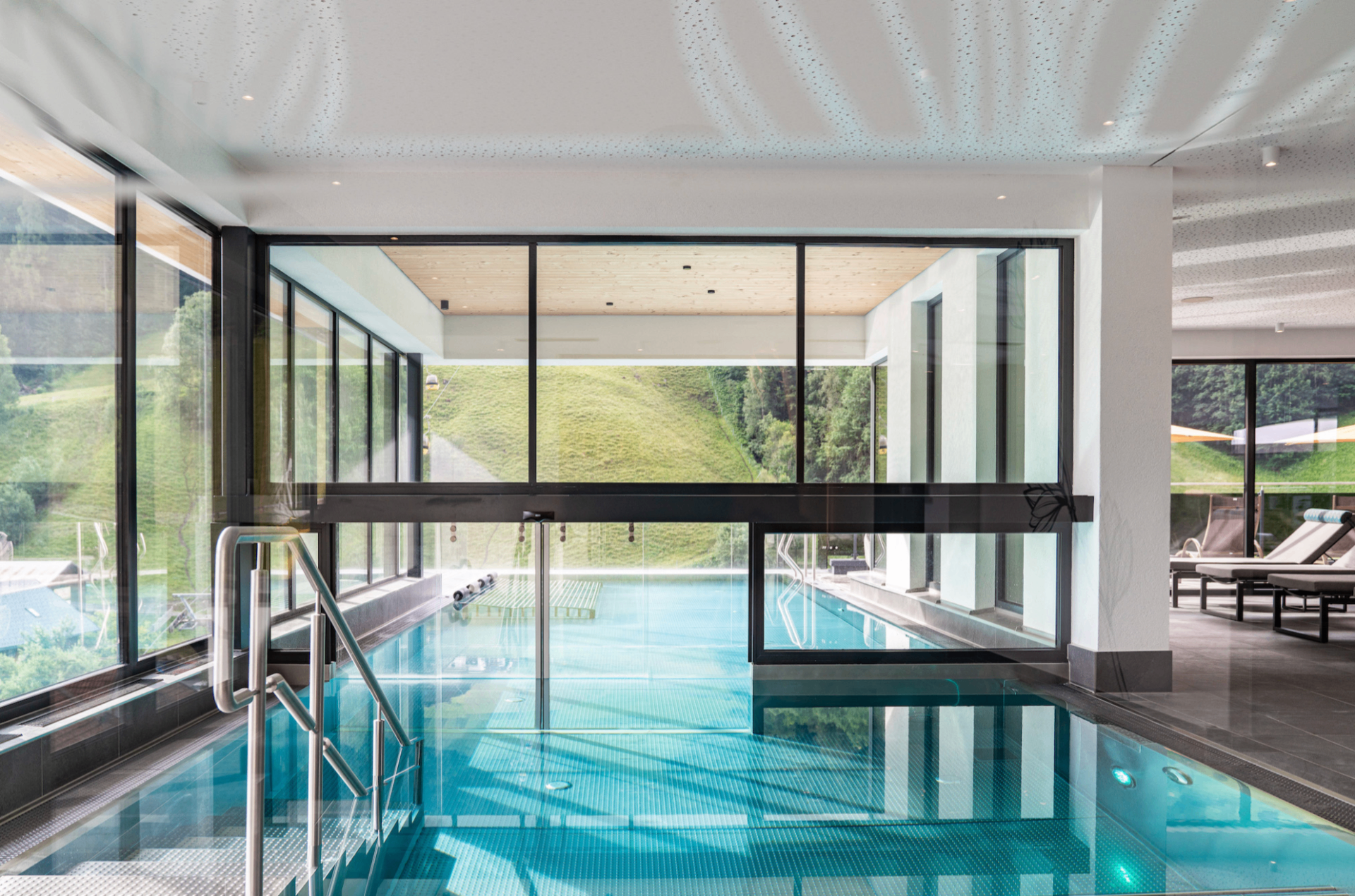 Indoor-Pool im Seemount mit Panoramafenstern